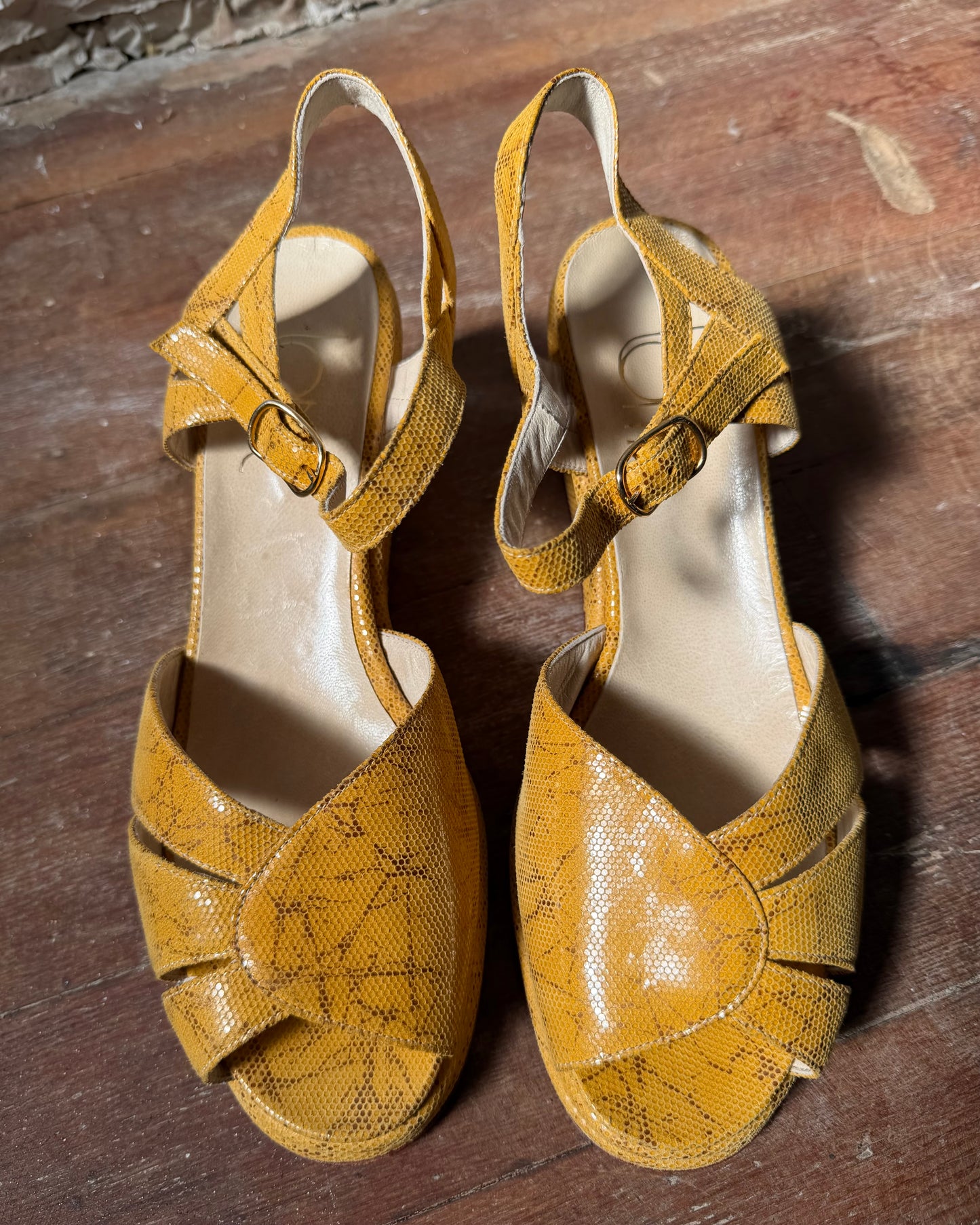 70s Mustard Leather Embossed Wedge Sandals [39/8.5]