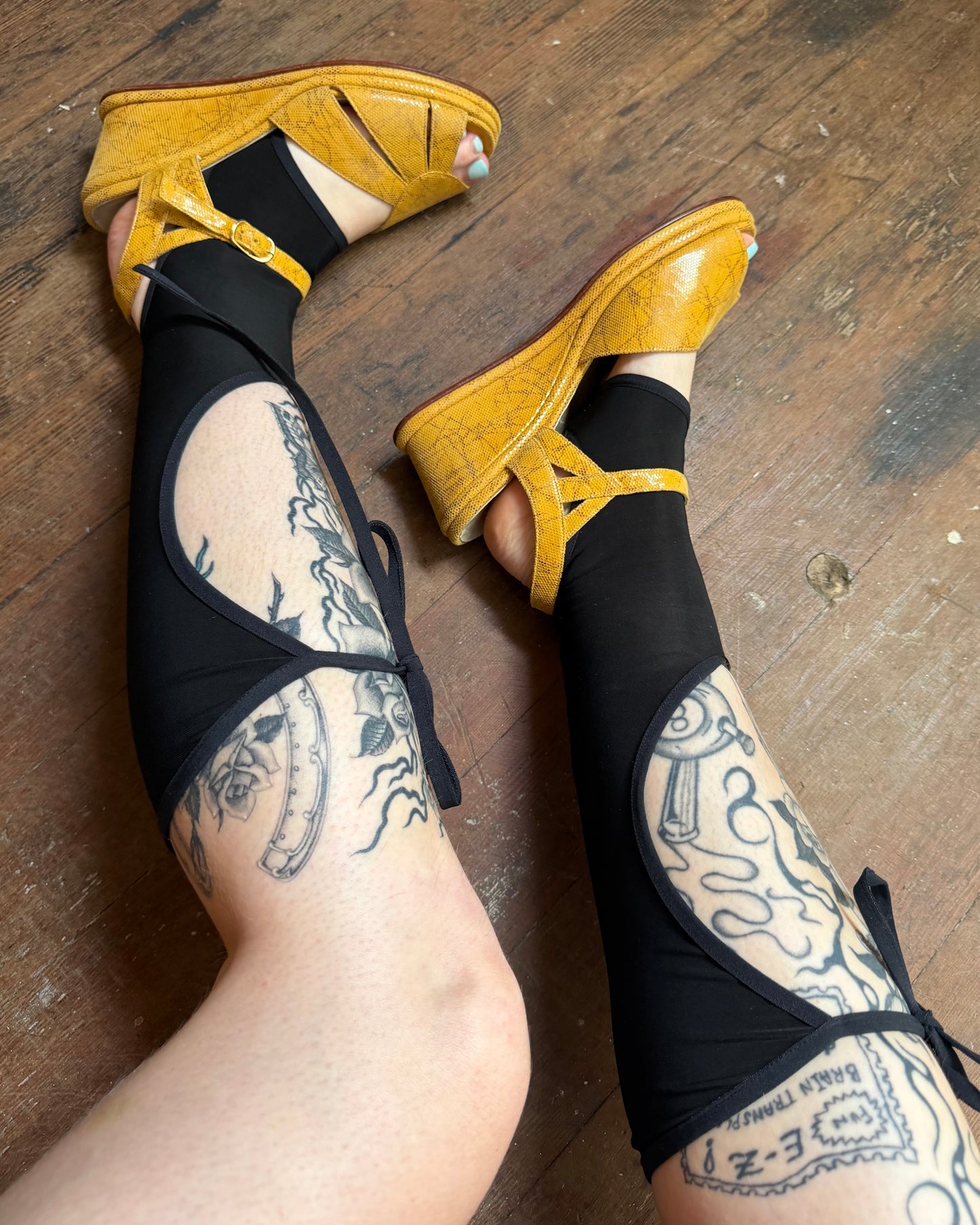 70s Mustard Leather Embossed Wedge Sandals [39/8.5]